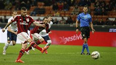 Jeremy Menez z AC Milán prom��uje penaltu v utkání s Veronou.