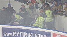 Opilý domácí fanouek se po zápase Kladno - Jihlava popral s poadateli, s...