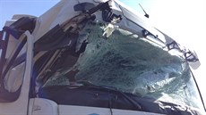 Kamion na dálnici D5 narazil do vozidla údrby, pi nehod se zranili dva lidé...