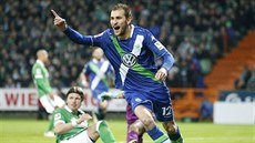 A JE TAM DAL�Í! Bas Dost z Wolfsburgu slaví gól: v této sezon� �astý obrázek na...
