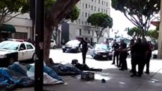 Policie v USA rozstílela vzpurného bezdomovce. Pímo na runé ulici.