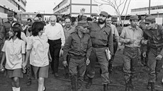Fidel Castro otevírá novou �kolu. Podle n�kterých sv�dectví si dop�ával i...