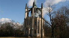 Unikátní novogotický templ stojí v nejvyšším bodu parku u zámku Krásný Dvůr na...