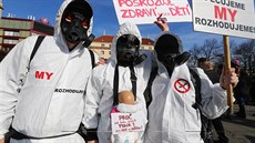Stovky lidí pily v Praze na Palackého námstí, aby demonstrovaly proti...