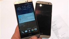 Cenový rozdíl mezi HTC One M9 (vlevo) a One M8 bude 7 500 korun