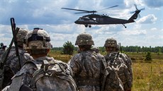Parautisté z americké 173. výsadkové brigády sledují pistávající vrtulník...