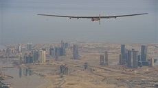 Solar Impulse nad Abú Zabí pi testovacím letu v únoru 2015