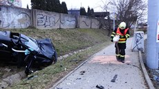 ofér BMW nezvládl v Brn ízení a na Halasov námstí skonil na travnatém...