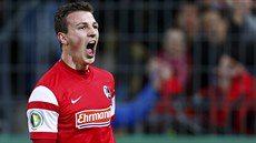 Český záložník Vladimír Darida z Freiburgu oslavuje svůj pohárový gól do sítě...