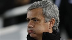ÚLEVA Trenér fotbalist Chelsea José Mourinho si po zápase na West Hamu...