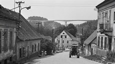 Snímek je z léta roku 1969. U stála hrubá stavba mostu pes údolí eky...