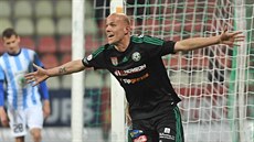 Roman Bedná� z P�íbrami se raduje z gólu.