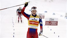 Marit Björgenová slaví triumf v závodu Svtového poháru na 10 km klasicky v...