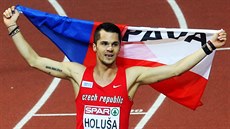 S VLAJKOU. Český běžec Jakub Holuša slaví zisk titulu halového mistra Evropy.