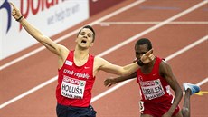 TRIUMF. �eský b�ec Jakub Holu�a porá�í ve fini�i patnáctistovky na  halovém...