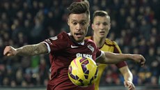 Václav Kadlec ze Sparty kontroluje mí�, za ním Michal Je�ábek z Dukly.