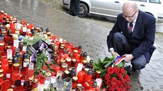 Zapálením sví�ky a polo�ením kv�tin uctil premiér Bohuslav Sobotka památku...