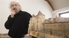 Akademický malí Jií Grossmann restauruje sto let starý papírový model Prahy.