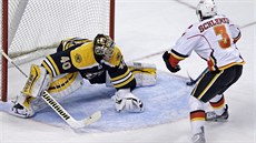 David Schlemko z Calgary p�ekonal v osmé sérii nájezdu bostonského branká�e Raska.
