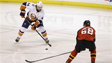 Jaromír Jágr (vpravo z Floriday brání Calvina de Haana z NEw York Islanders.