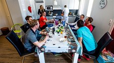 Srdcem motelu Kontio (nahoe) je jídelna s kuchykou, kde biatlonistm vyvauje...