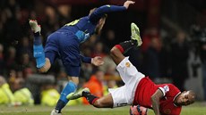 Aaron Ramsey (vlevo) z Arsenalu p�i st�etu s Ashleym Youngem z Manchesteru...