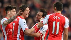 Tomáš Rosický (druhý zleva) slaví se spoluhráči z Arsenalu svůj gól proti...