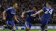 Fotbalisté Chelsea se radují z gólu ve finále anglického Ligového poháru.