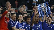 Fotbalisté Chelsea s trofejí pro vítěze anglického Ligového poháru.
