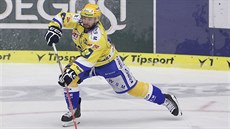 Zdenk Okál ze Zlína stílí na branku Slavie.