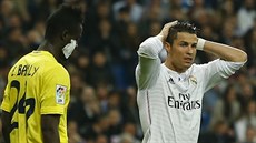 Cristiano Ronaldo (vpravo) z Realu Madrid je na sebe na�tvaný, zahodil gólovou...