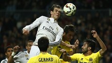 Gareth Bale z Realu Madrid hlavikuje na branku Villarrealu.