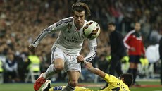 Gareth Bale (v bílém) z Realu Madrid uniká Jaumeovi Costovi z Villarrealu.