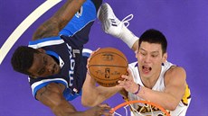 Jeremy Lin (vpravo) z LA Lakers zakonuje na ko Dallasu pes Al-Farouqa Amina.