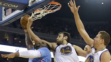 Andrew Bogut (12) a David Lee (10) z Golden State brání Glena Davise z LA...