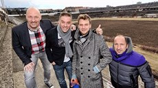 Fotbalisté Petr �vancara (druhý zleva) a Lud�k Zelenka (vlevo) vzali za...