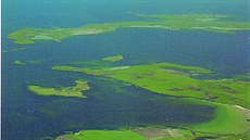 Idylický pustý ostrov leí kousek od pobeního msteka Stronsay na Orknejích...