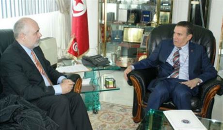 Velvyslance R v Tunisku Ji Doleel (vlevo) se setkal s ministrem nrodn...