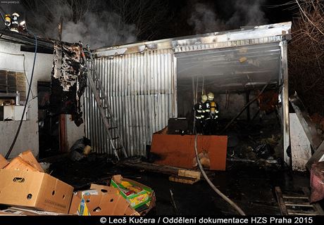 V budov bývalého skladu v Maleické ulici uhoeli dva bezdomovci (12.3.2015)