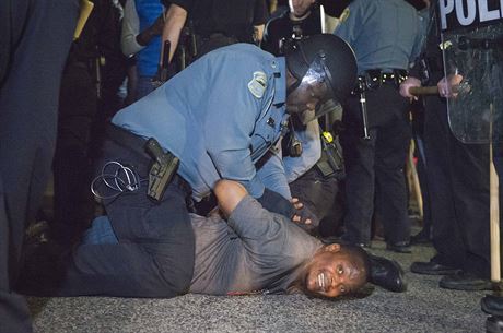 Bhem protest ped policejní stanicí v americkém Fergusonu byli posteleni dva...