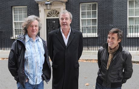 Moderátoi poadu britské televizní stanice BBC Top Gear James May (zleva),...