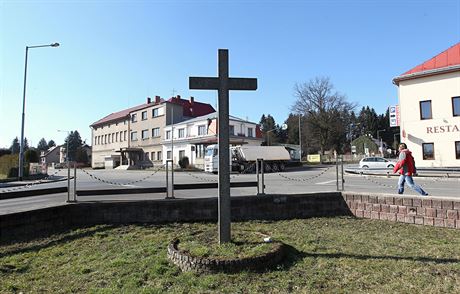 Zde se ve dírci potkávají dv silnice první tídy. Dnes jsou na kiovatce semafory, které na snímku z roku 2015 jet nebyly. A proto, e jsou na ní semafory, zstalo kino (v pozadí) stát. Investor zavrhl kruhový objezd, a tím i demolici kina.