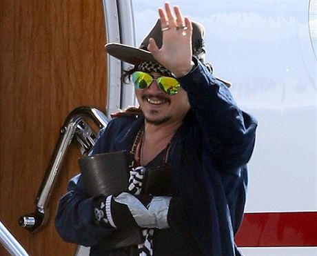 Johnny Depp odletl z Austrálie se zavázanou rukou, ale s dobrou náladou.