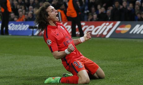 David Luiz z Paris SG se raduje z gólu v duelu s Chelsea.