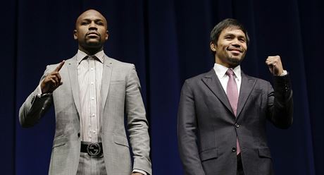 Floyd Mayweather (vlevo) a Manny Pacquiao na jediné spolené tiskové konferenci ped grandiózním soubojem, který 2. kvtna uvidí Las Vegas.