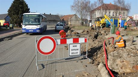 Ti vesnice na Perovsku paradoxn potila uzavírka, na ti msíce je toti ochrání ped stovkami kamion, které se pes n denn vyhýbají mýtu. Ilustraní snímek