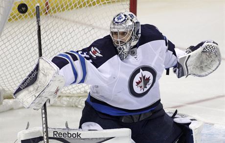 Ondej Pavelec z Winnipegu zasahuje bhem utkání se St. Louis.