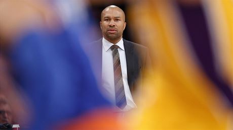 Derek Fisher sleduje hru svch NY Knicks proti LA Lakers.