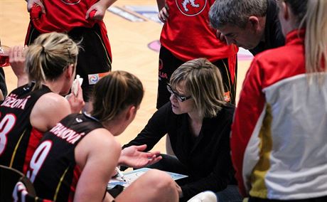 Romana Ptáková hovoí bhem oddechového asu k basketbalistkám Hradce Králové.