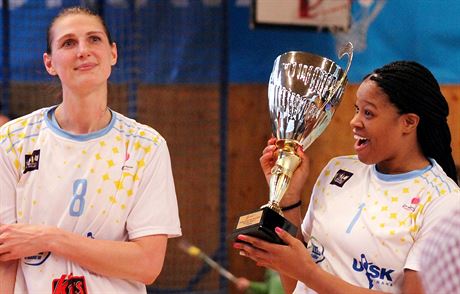 Tradiní role - basketbalistky USK (na snímku Ilona Burgrová a Kia Vaughnová) mají ve svém drení trofej.